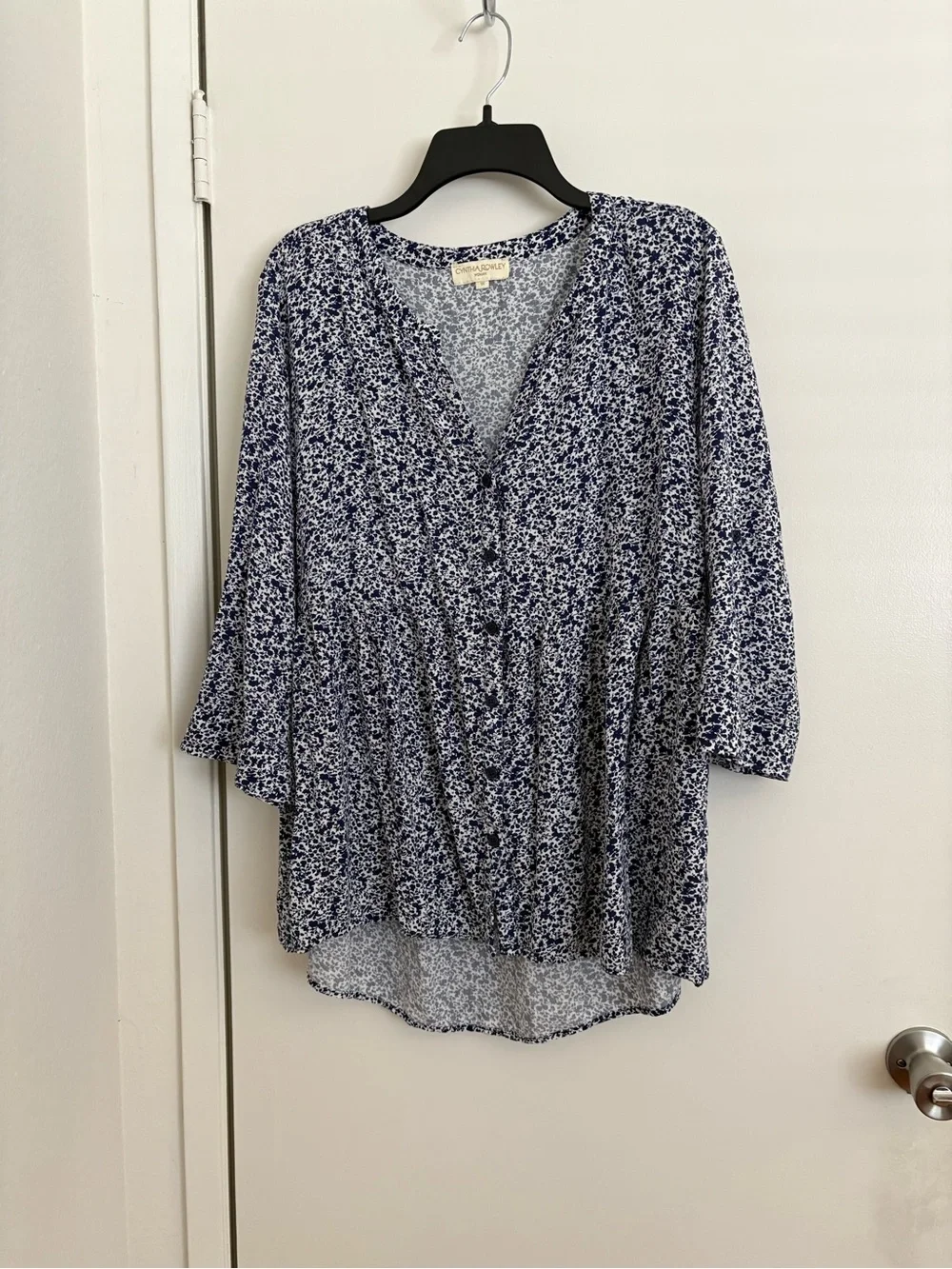CYNTHIA ROWLEY Floral V-Neck Peplum Blouse in Navy and White